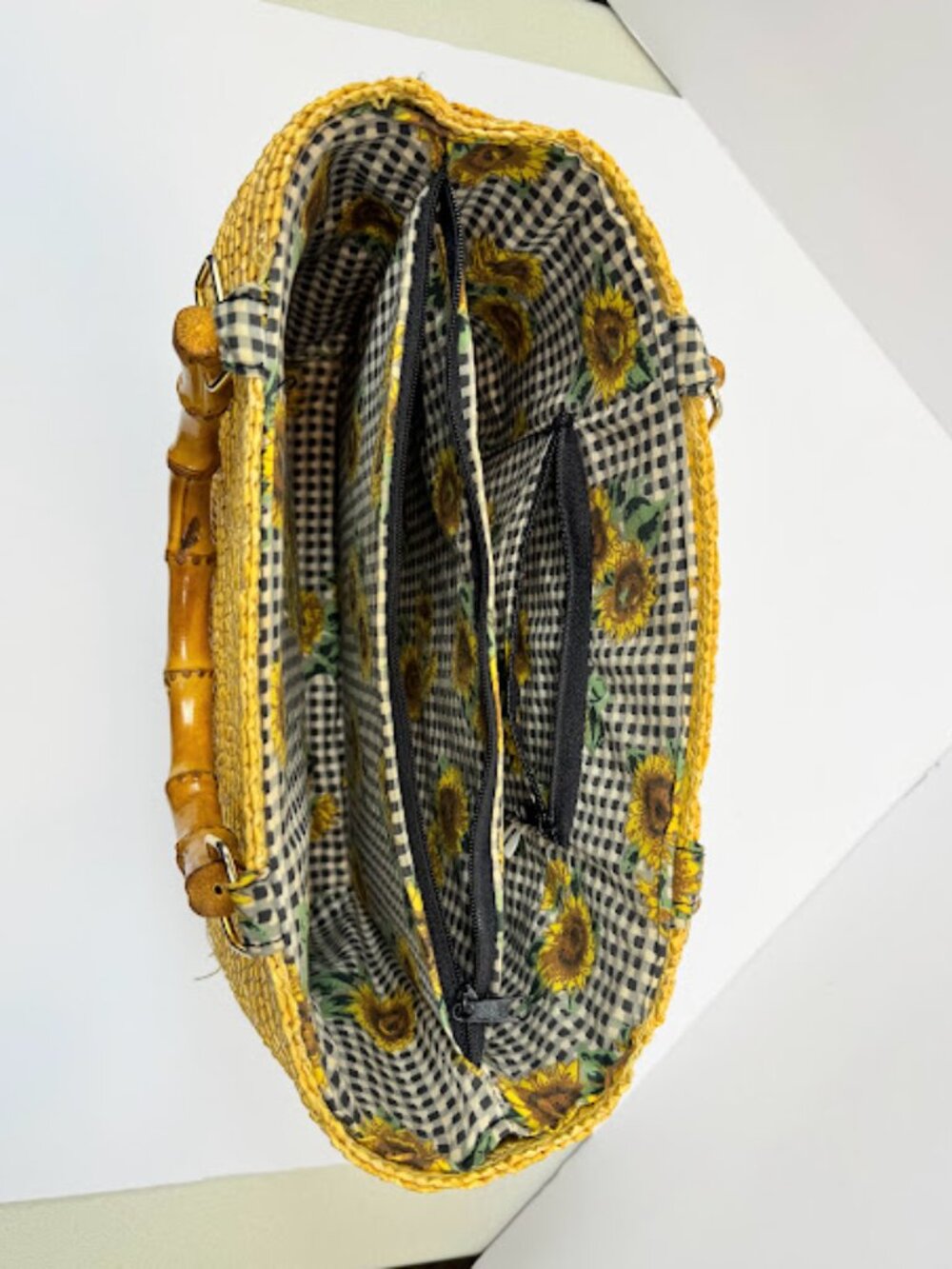 Vintage small straw purse with sunflower patterned lining and bamboo handles. - Picture 7 of 9